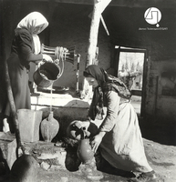 Γυναίκες βγάζουν νερό από πηγάδι της Αθήνας, 1938