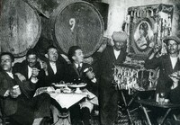 Ανδρική παρέα σε ταβέρνα, Χαλάνδρι, 1927