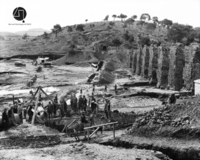 Τοποθέτηση αγωγού δίπλα στα ερείπια αρχαίου ρωμαϊκού υδραγωγείο, 1928